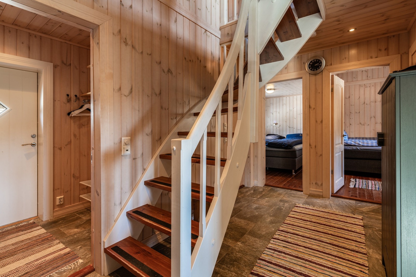 Hytten har en gjennomgående stil som gir en innbydende og behagelig atmosfære Galleribilde