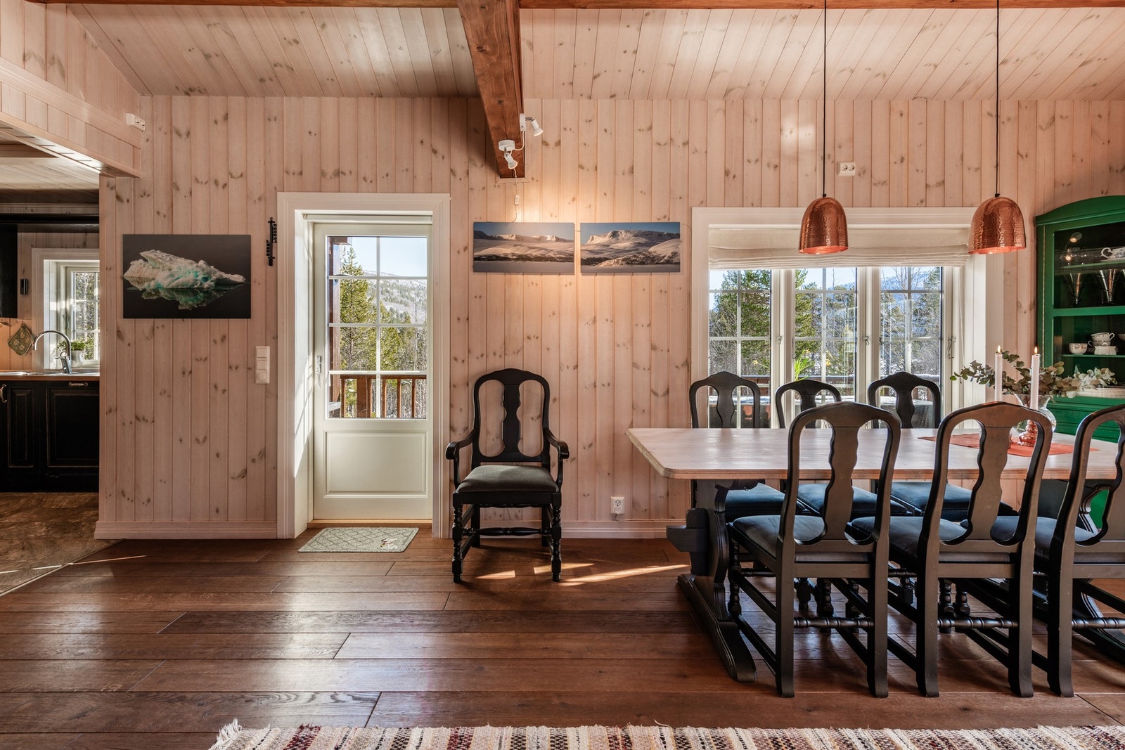 Spisestuen som innbyr til gode samtaler, latter og ekte hyttekos Galleribilde