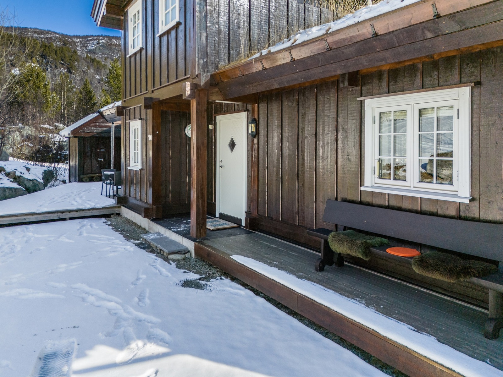 Terrassen følger rundt hytten Galleribilde