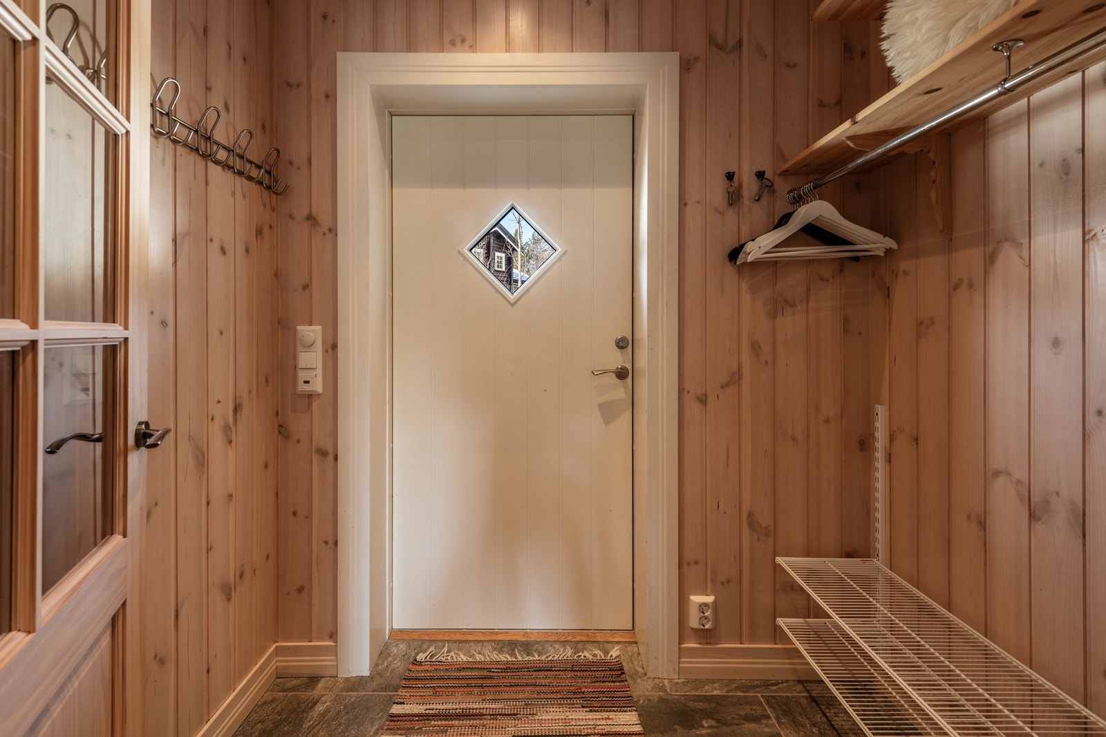 Gangen har en praktisk garderobeløsning Galleribilde