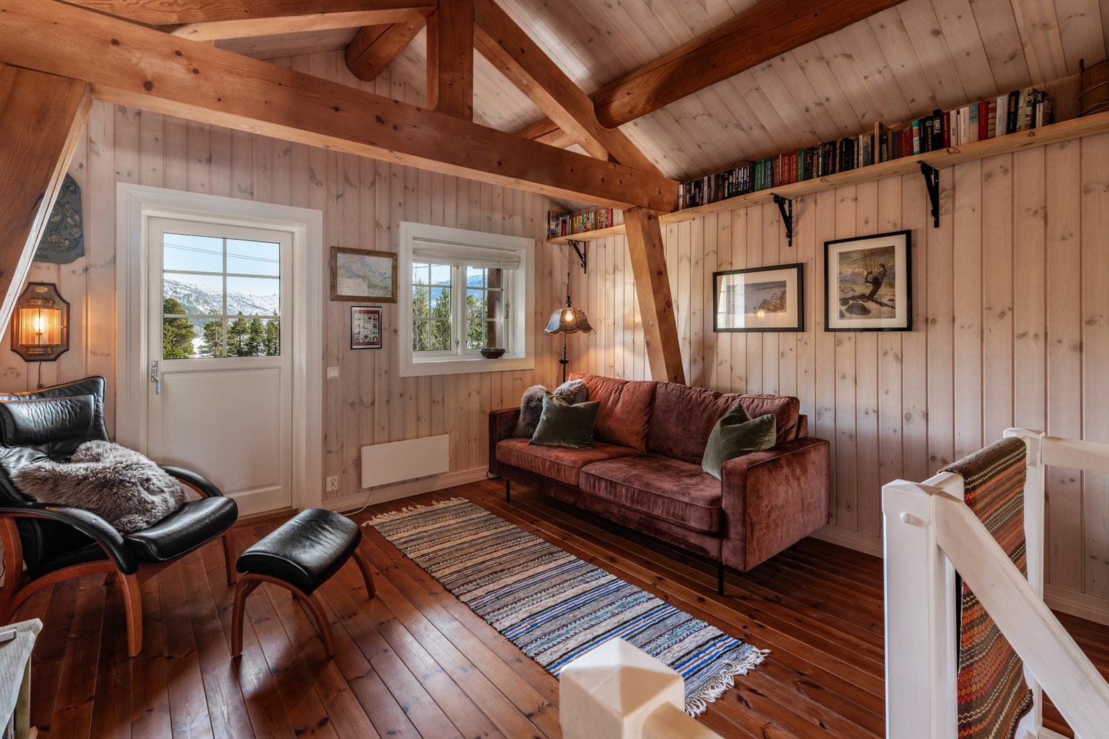 Koselig loftstue der man kan trekke seg tilbake med en god bok Galleribilde