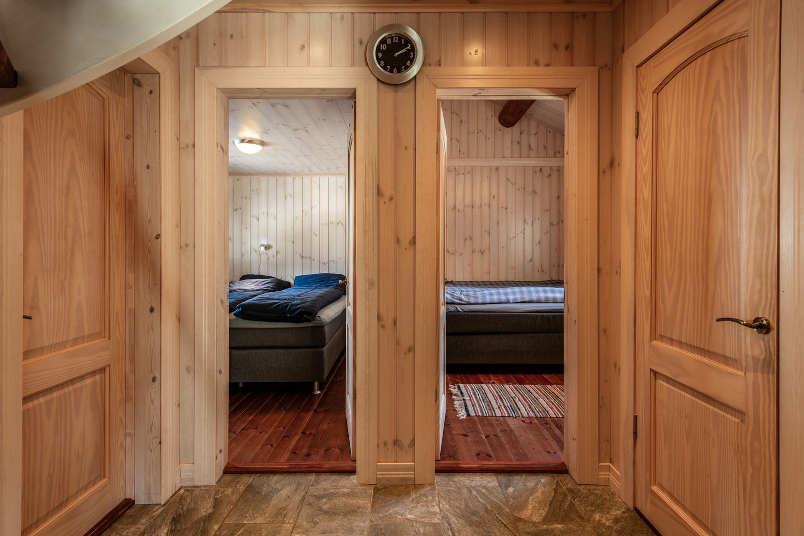 Hytten har totalt fire soverom, to i hovedetasjen og to i loftsetasjen Galleribilde