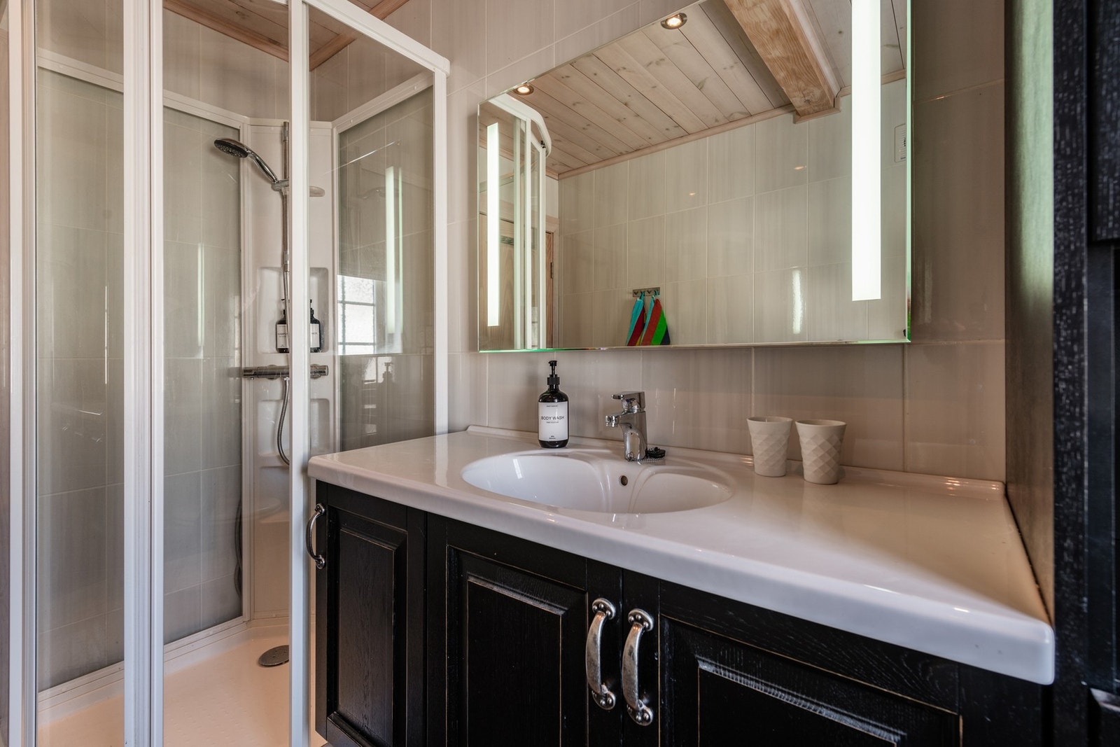 Her er det stort speil og godt med skapplass Galleribilde