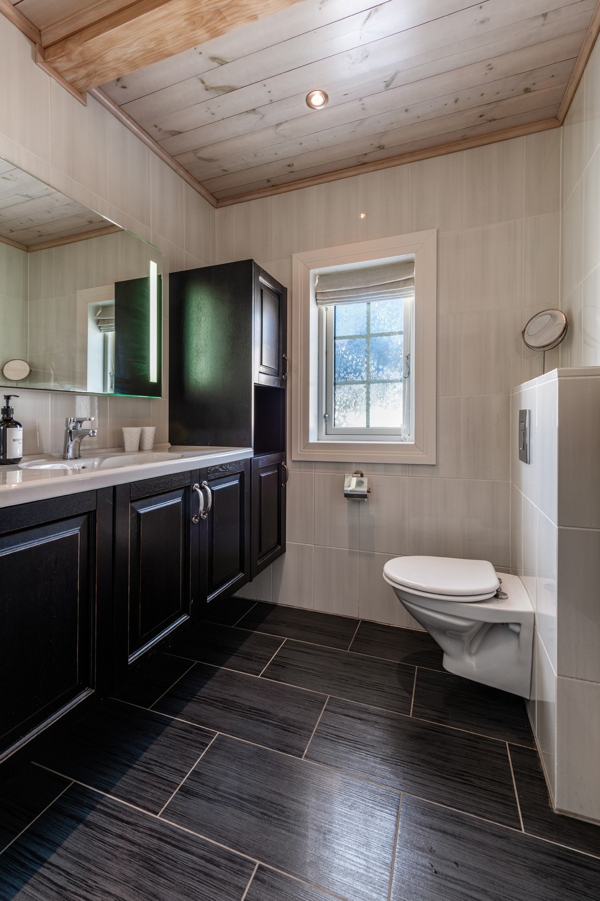 Lekkert flislagt bad med dusj Galleribilde