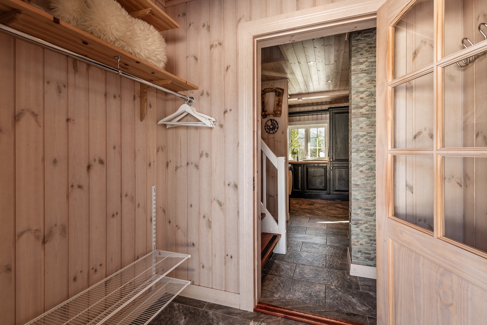 En lun atmosfære og flislagte gulv er det første som møter deg når du kommer inn Galleribilde