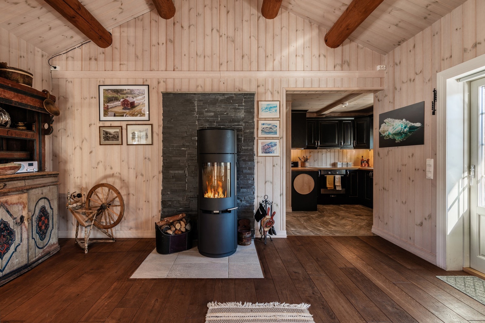 Peisen varmer godt etter en dag ute på eventyr Galleribilde