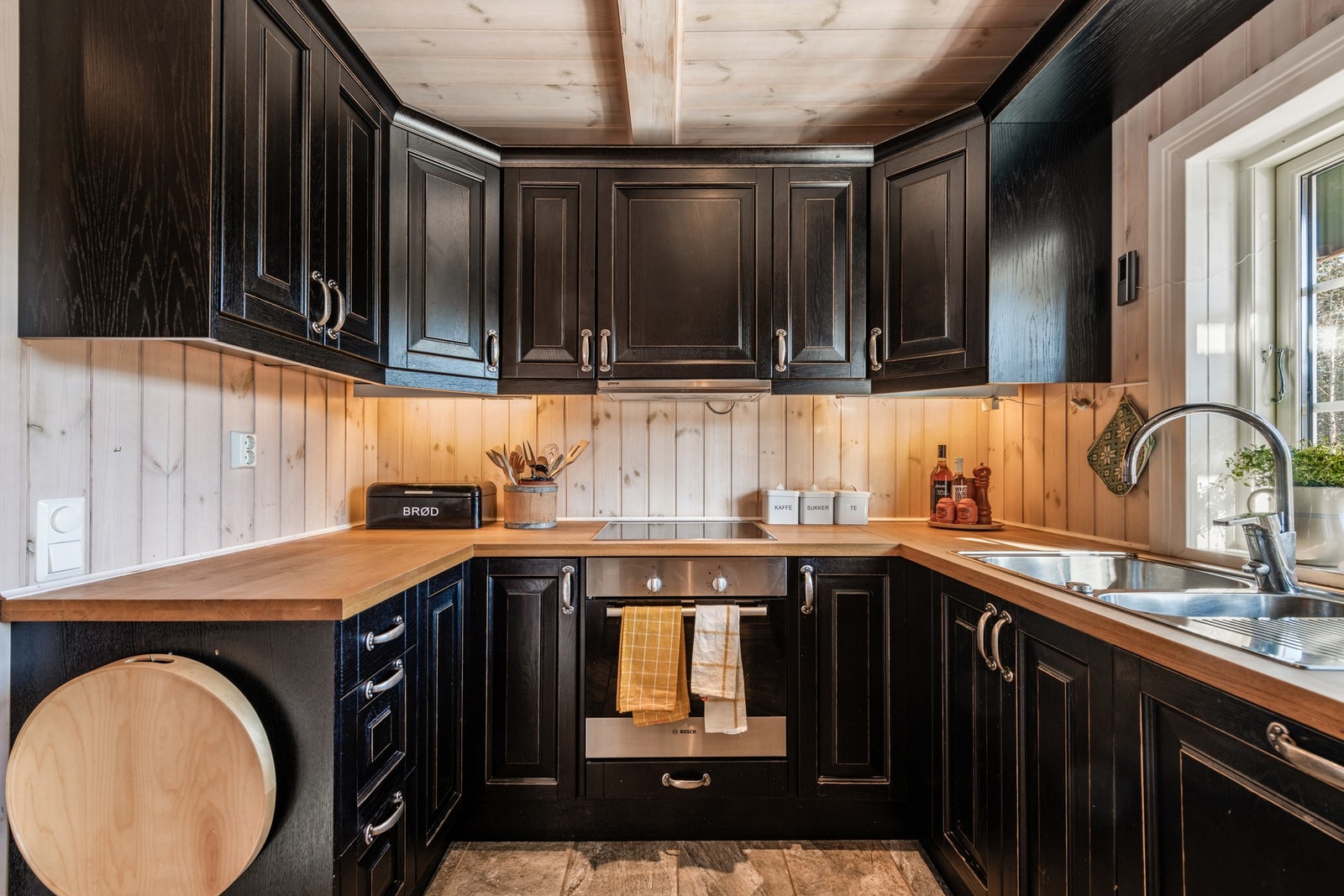 Stilig kjøkken med sort innredning Galleribilde