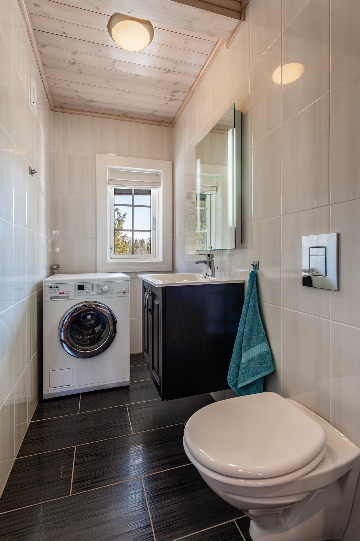 Flislagt WC med opplegg for vaskemaskin Galleribilde