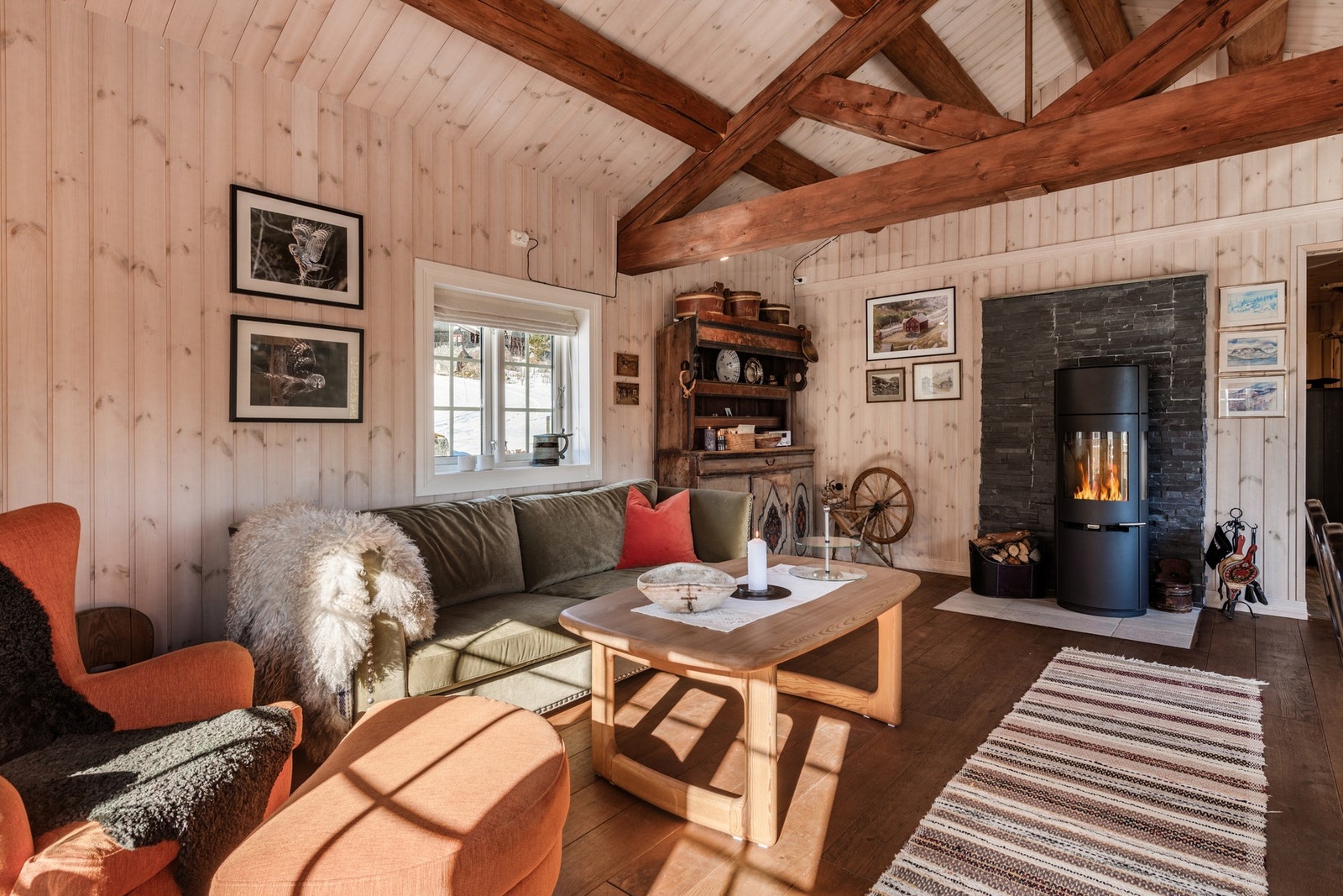 Lekker og lys stue med flotte detaljer Galleribilde