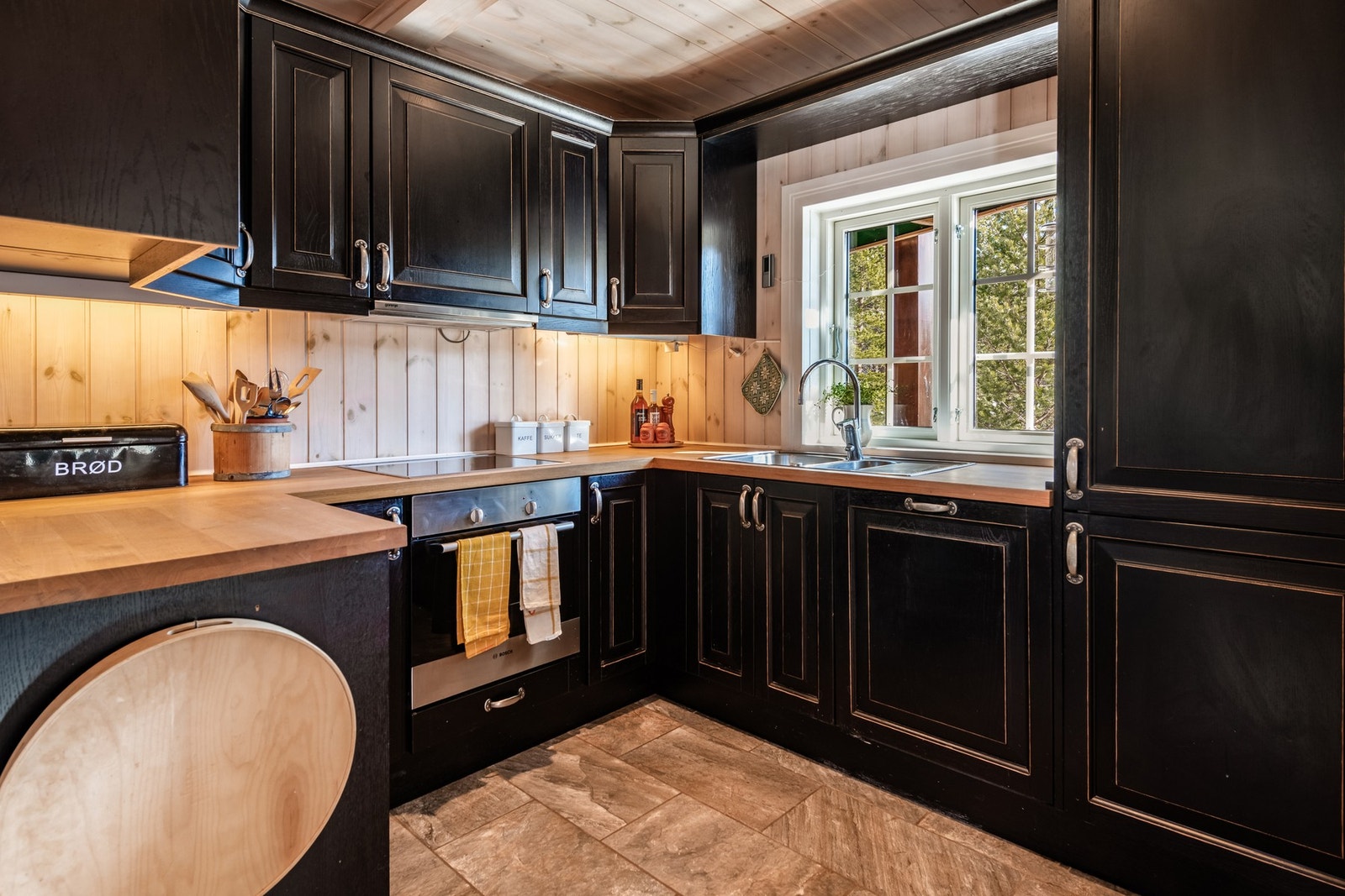 En koselig plass å være - kjøkkenet hvor det deles både måltider og gode historier Galleribilde