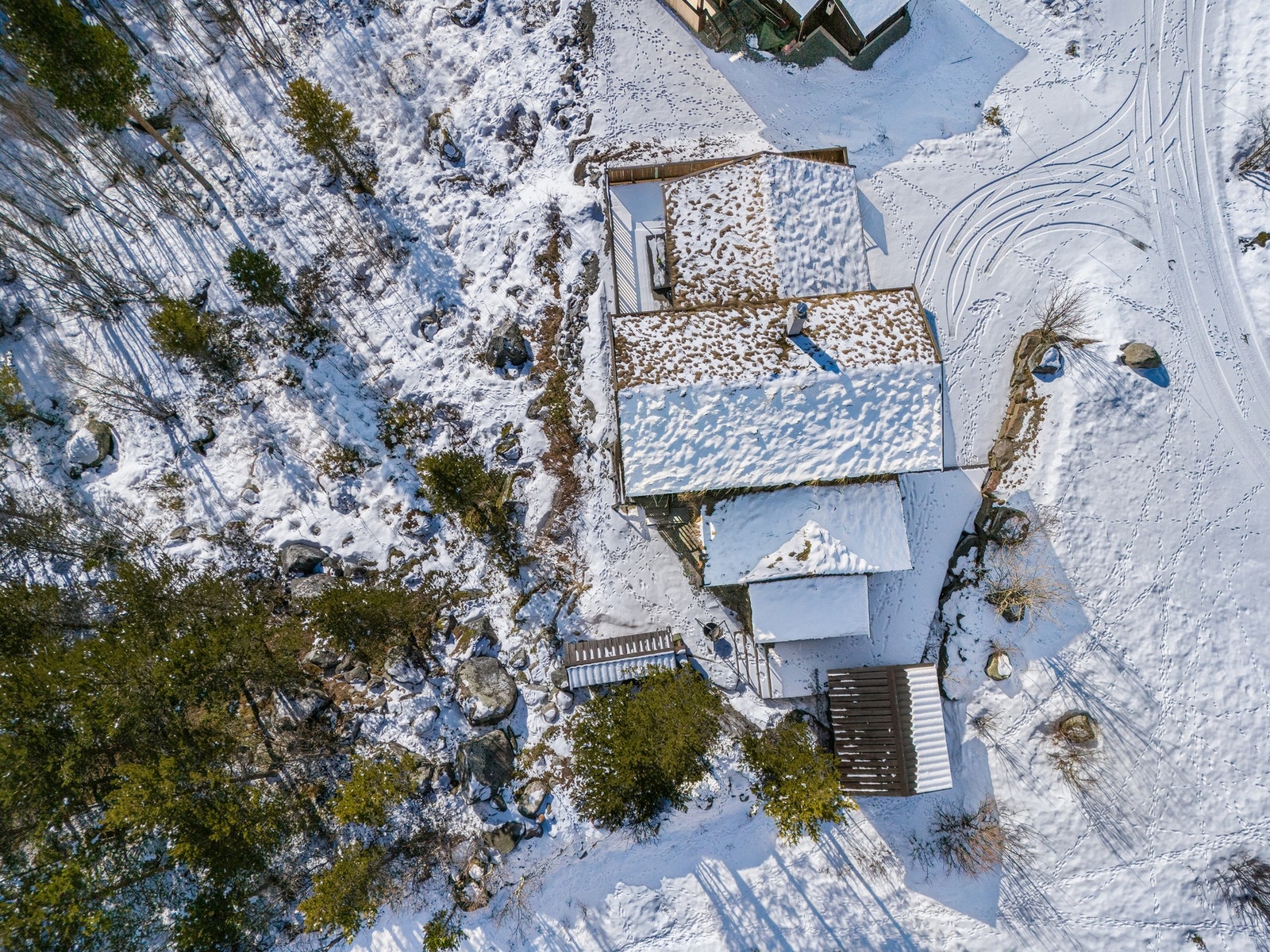 Hytten har god plass til parkering på egen tomt Galleribilde
