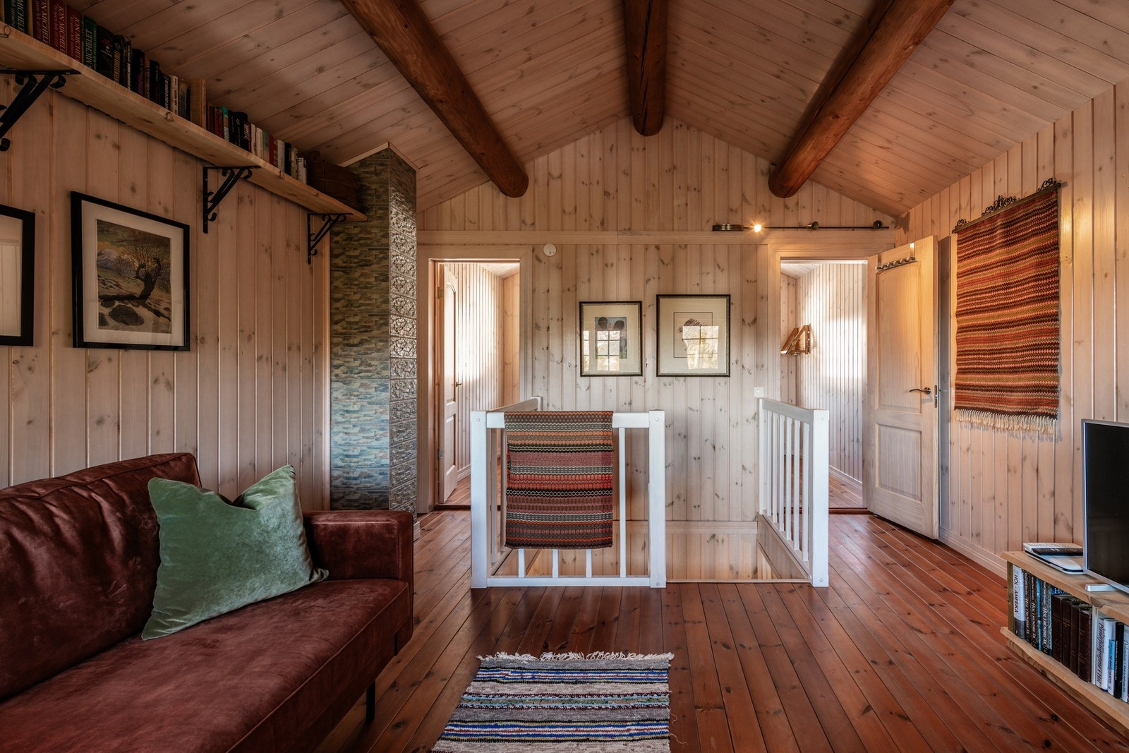 Loftstuen har en behagelig og lun atmosfære Galleribilde