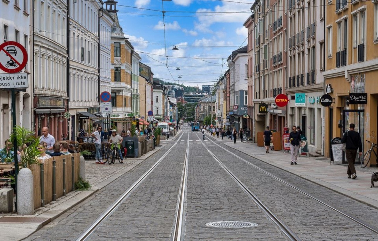 Flotte tilbud av offentlig kommunikasjon som buss og trikk. Galleribilde