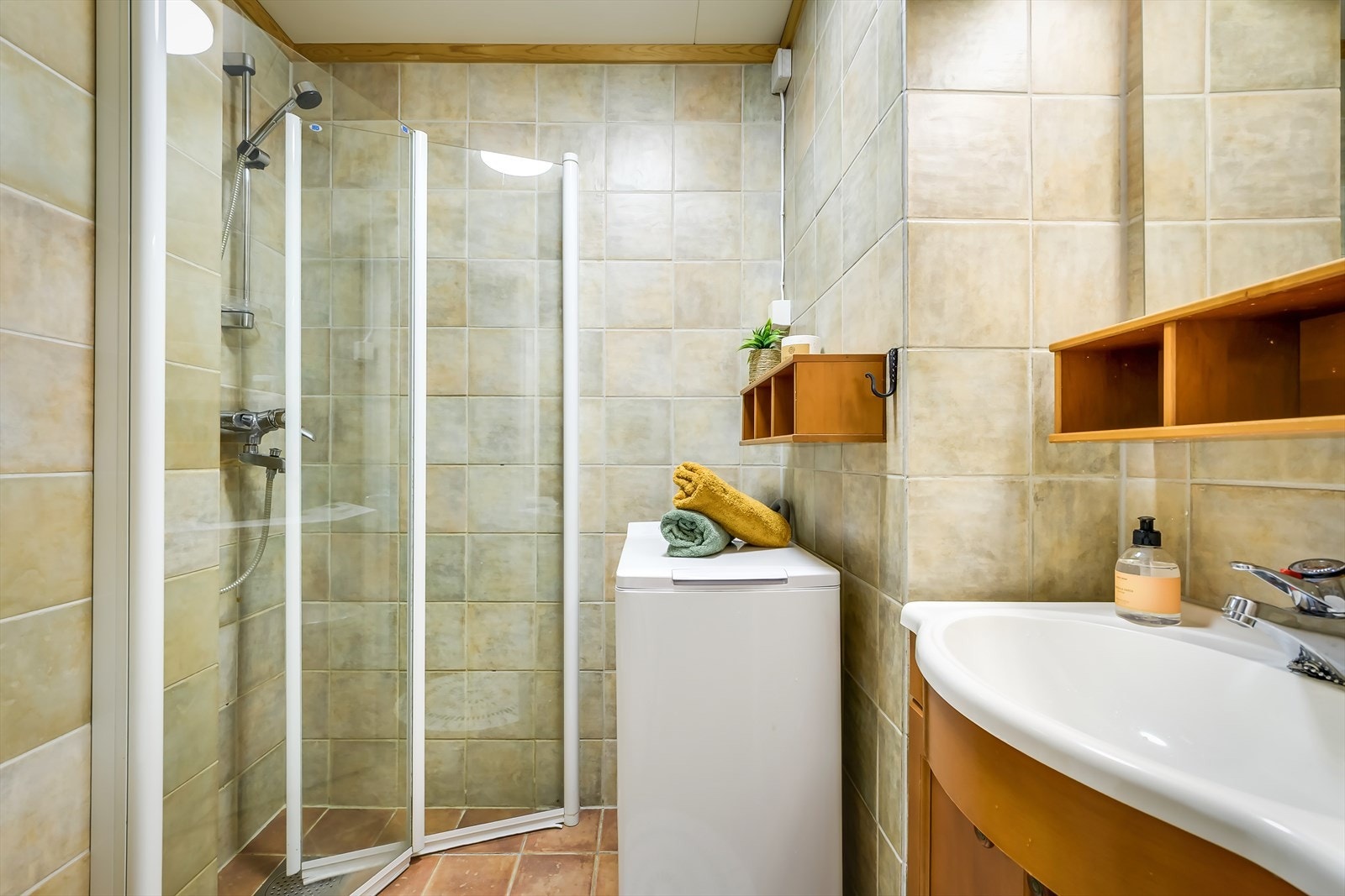 Baderomsinnredningen består av toppmontert servant med underskap, samt speil over og god belysning. Galleribilde