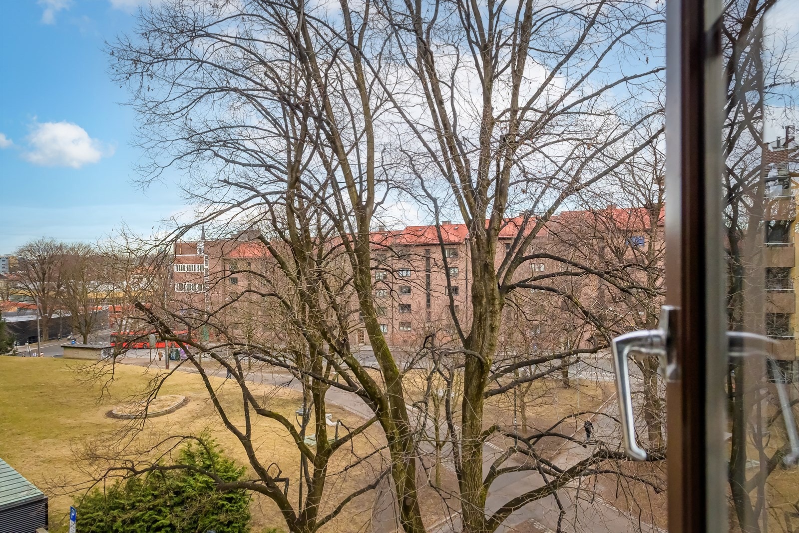 På sommerstid er utsynet fra leiligheten mot en grønn lunge av trær. Galleribilde