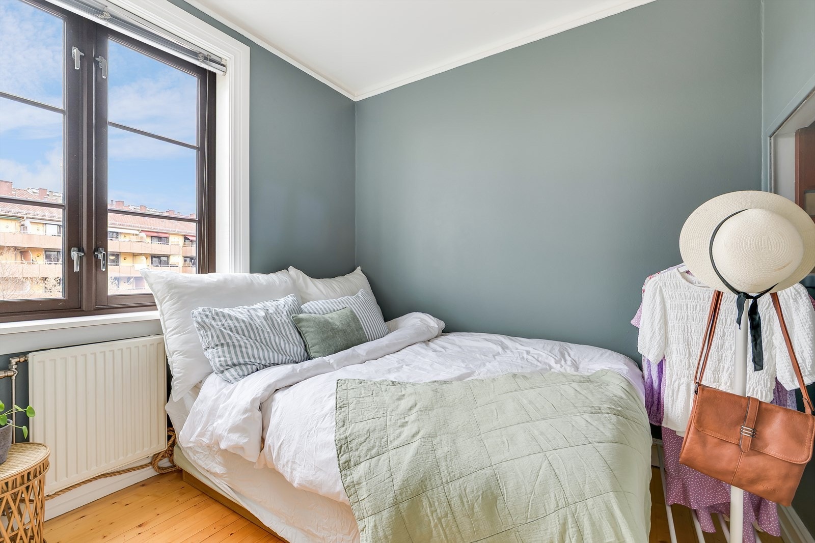 Det er originalt tregulv og veggene er malt i delikate og behagelige fargetoner som skaper en innbydende atmosfære. Galleribilde