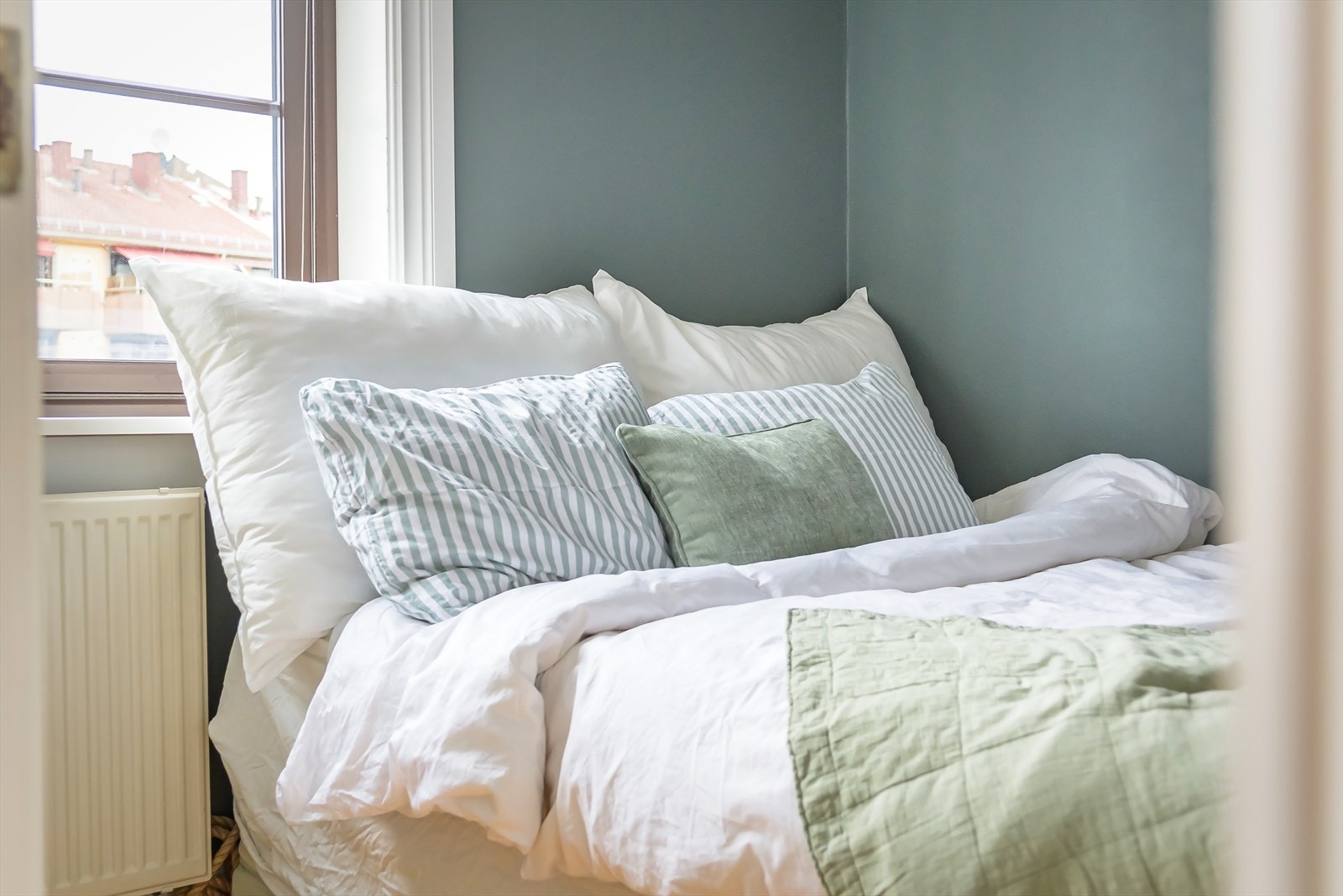 Plass til dobbeltseng, nattbord og evt. garderobeløsning. Galleribilde