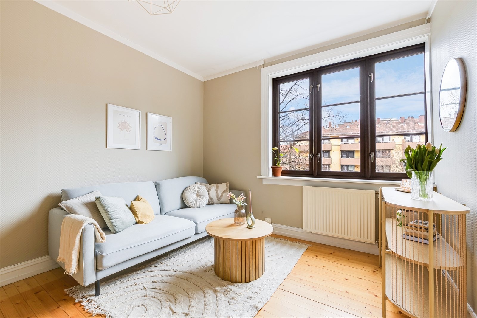 Det er originalt tregulv og veggene er malt i delikate og behagelige fargetoner som skaper en innbydende atmosfære. Galleribilde