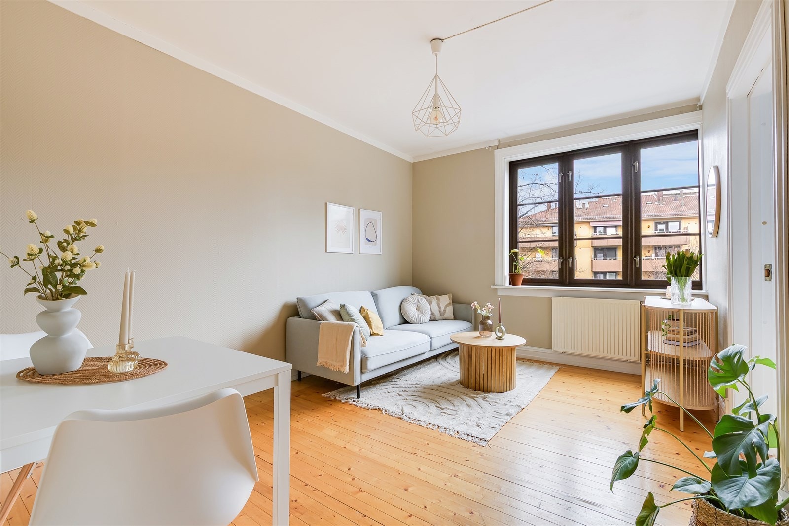 Det er originalt tregulv og veggene er malt i delikate og behagelige fargetoner som skaper en innbydende atmosfære. Galleribilde