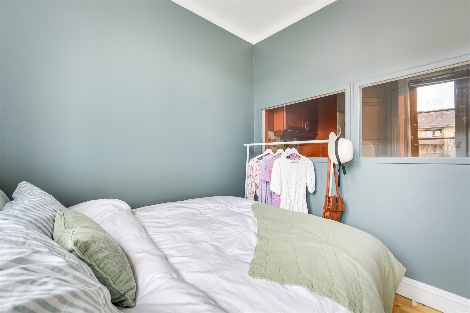 Det er etablert glass mellom rommet og kjøkkenet for å skape bedre lysforhold. Galleribilde