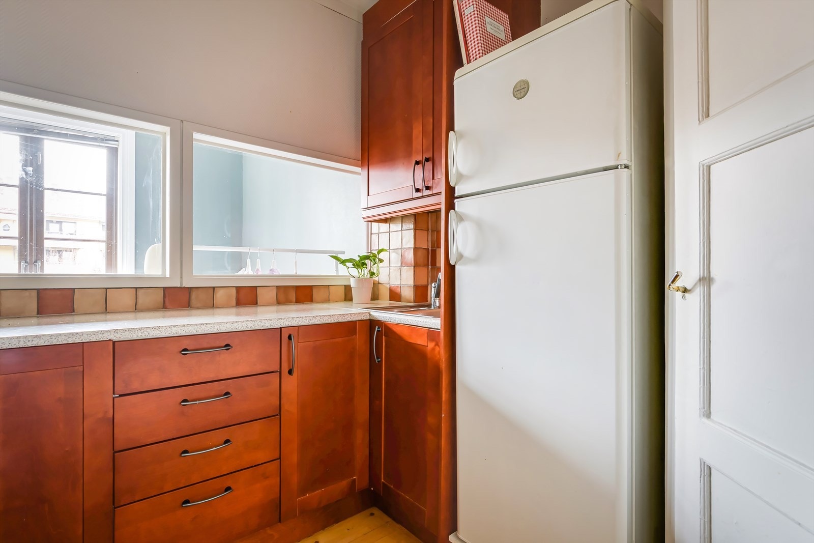 Kjøkkenet byr på en fin kombinasjon av skap- og benkeplass slik at det blir enkelt å tilberede ethvert måltid. Galleribilde