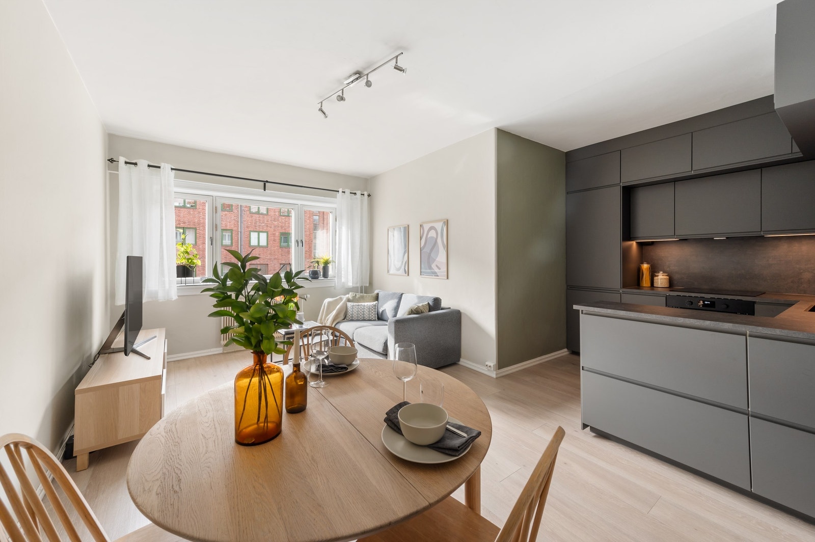 Stuen er romslig med god planløsning og kan enkelt innredes med en hyggelig sofagruppe med tilhørende sofabord og annet ønskelig stuemøblement. Galleribilde