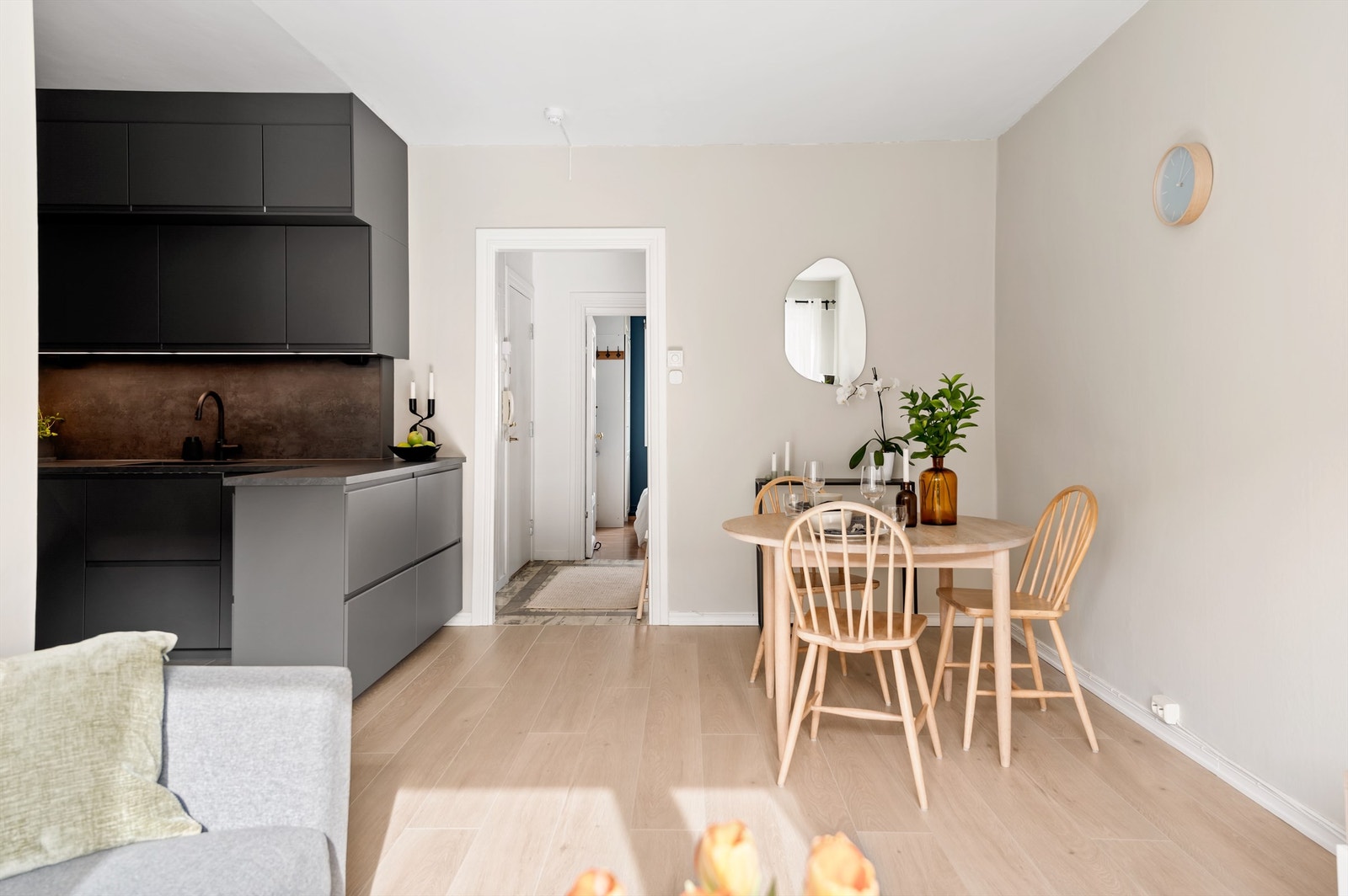 I fin overgang mellom stue og kjøkken er det en naturlig plass for å innrede med en spisegruppe der venner og familie kan inviteres på middagsselskaper. Galleribilde