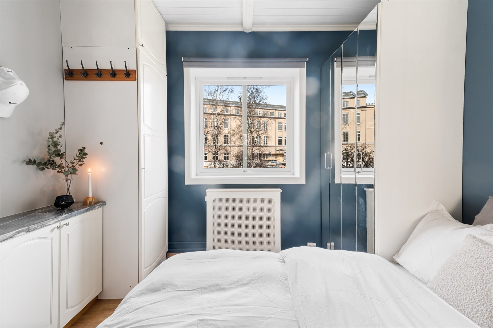 Det er rikelig med oppbevaringsplass i romslige garderobeskap. Galleribilde