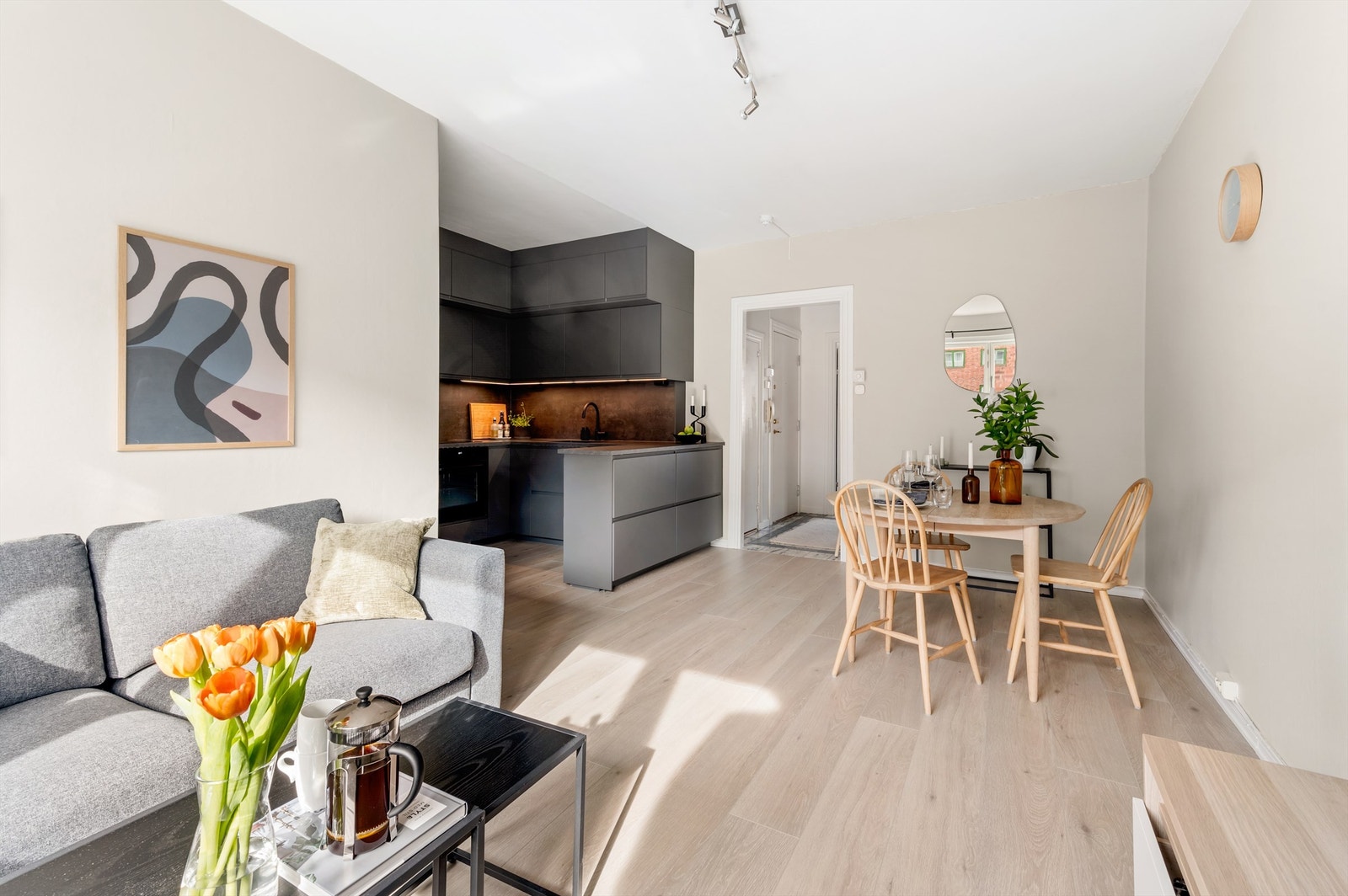 En stilren og arealeffektiv 2-roms selveierleilighet med stilrene overflater og god standard med tilstandsgrad 1 på de fleste punkter i tilstandsrapport. Galleribilde