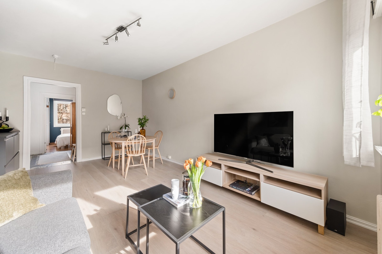 Boligen har overflater holdt i behagelige nyanser som gir en god romfølelse. Galleribilde