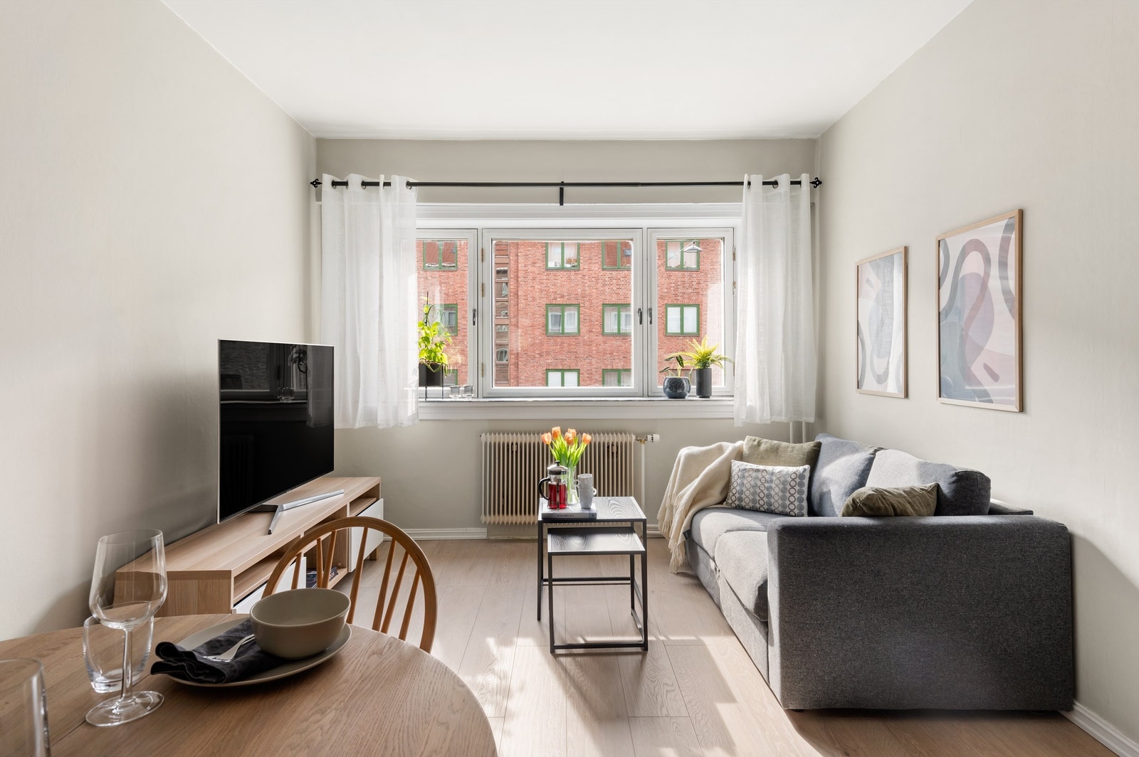 Det er store vindusflater som slipper inn rikelig med lys og skaper en lys og luftig atmosfære i stuen. Galleribilde