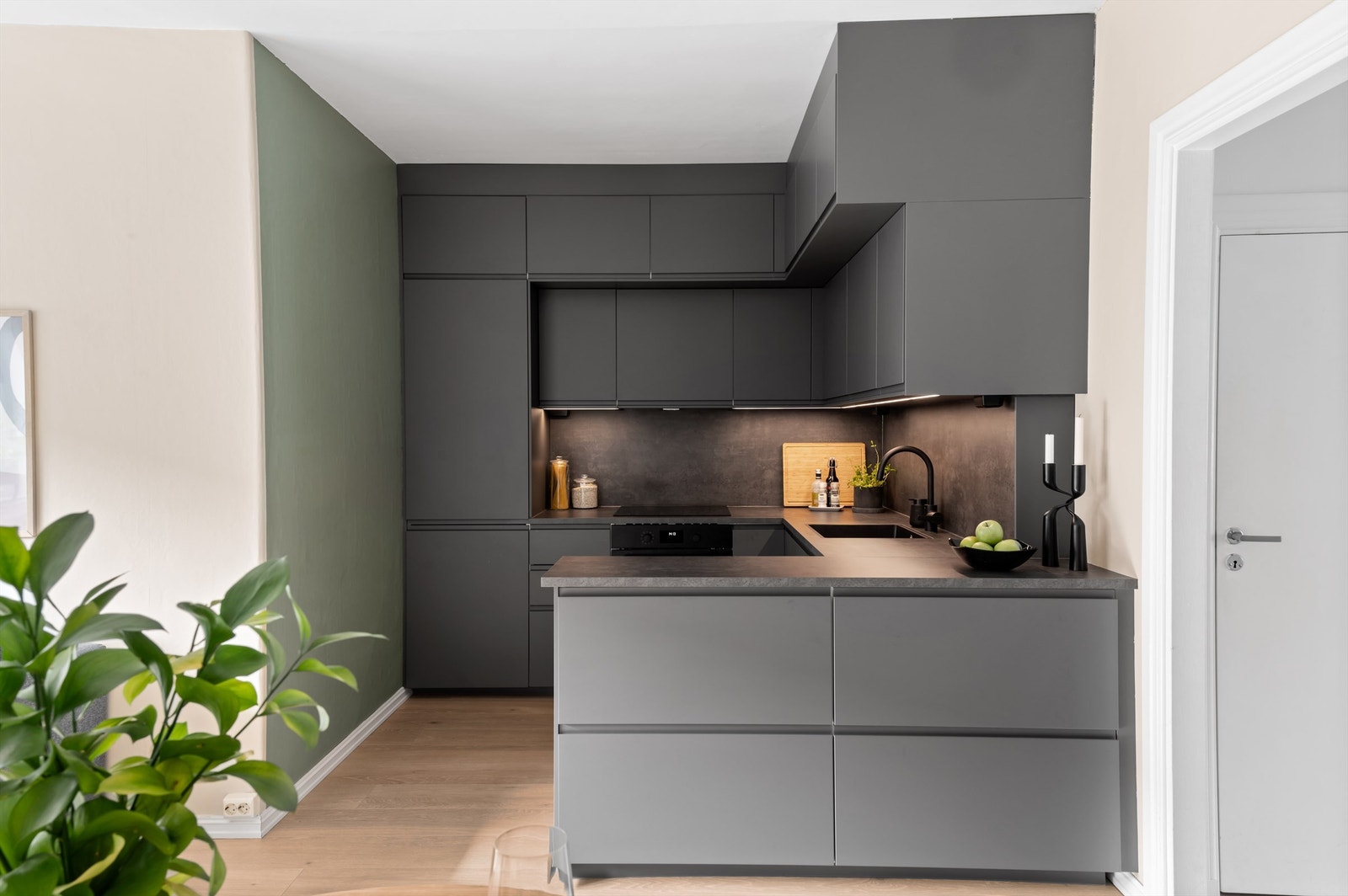 Moderne og lekkert kjøkken fra IKEA. Det er rikelig med oppbevaringsplass. Den gode benkeplassen gjør det enkelt å diske opp lekre middager. Galleribilde