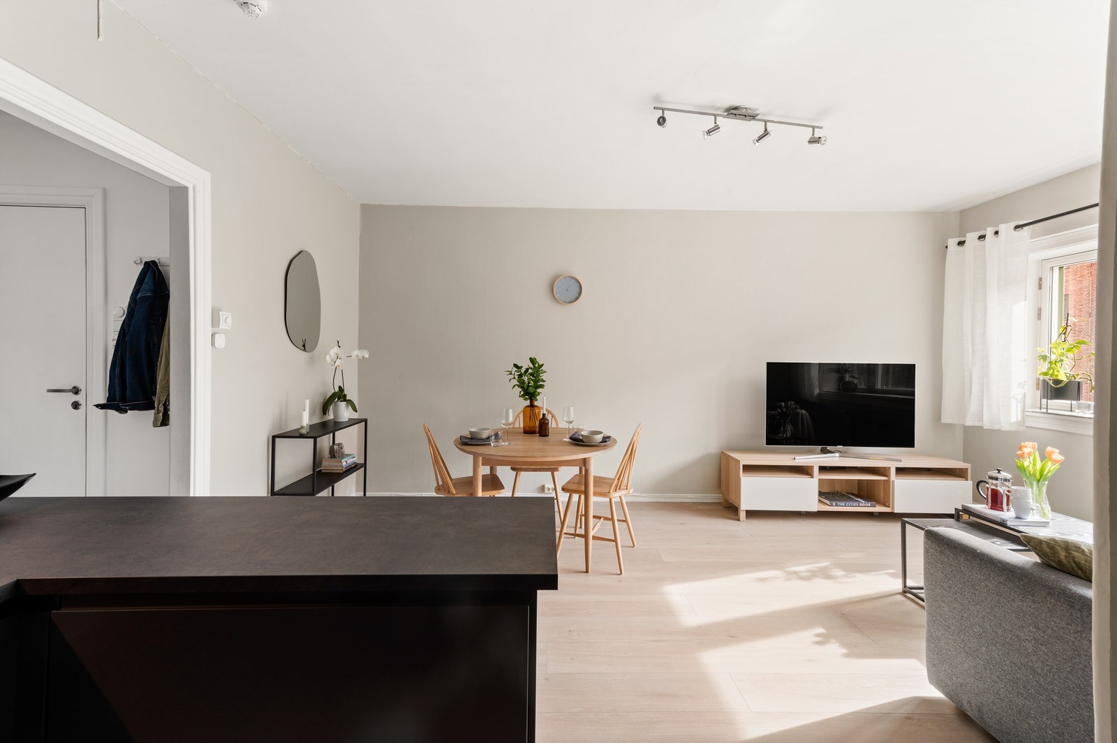 Kjøkkenet er holdt i en sosial åpen løsning mot stuen, noe som gir deg god kommunikasjon med gjestene mens middagen lages. Galleribilde