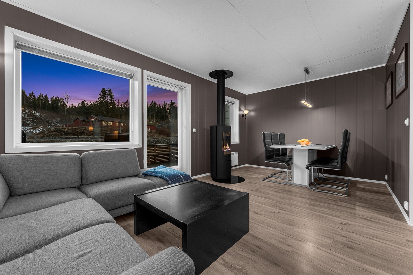 Det medfølger en lekker peis som varmer godt Galleribilde