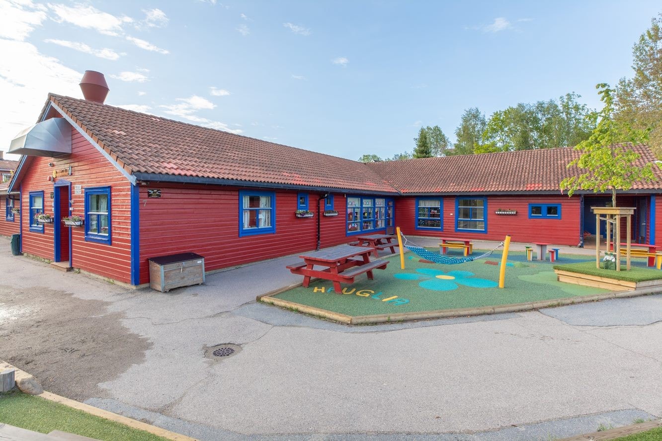 Ca 400 meter fra boligen finner du Hauglia barnehage med barn i alderen 1-6 år. Barnehagen består av tre avdelinger, Vettene (1-3 år) og Tusser og Troll (2-6 år), samt en rullerende utegruppe for 4- og 5-åringene i barnehagen. Galleribilde