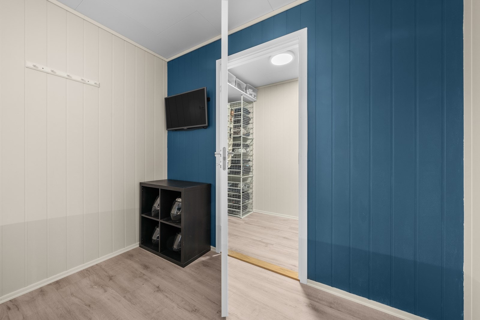 Fra hovedsoverommet er det tilgang til en praktisk bod Galleribilde