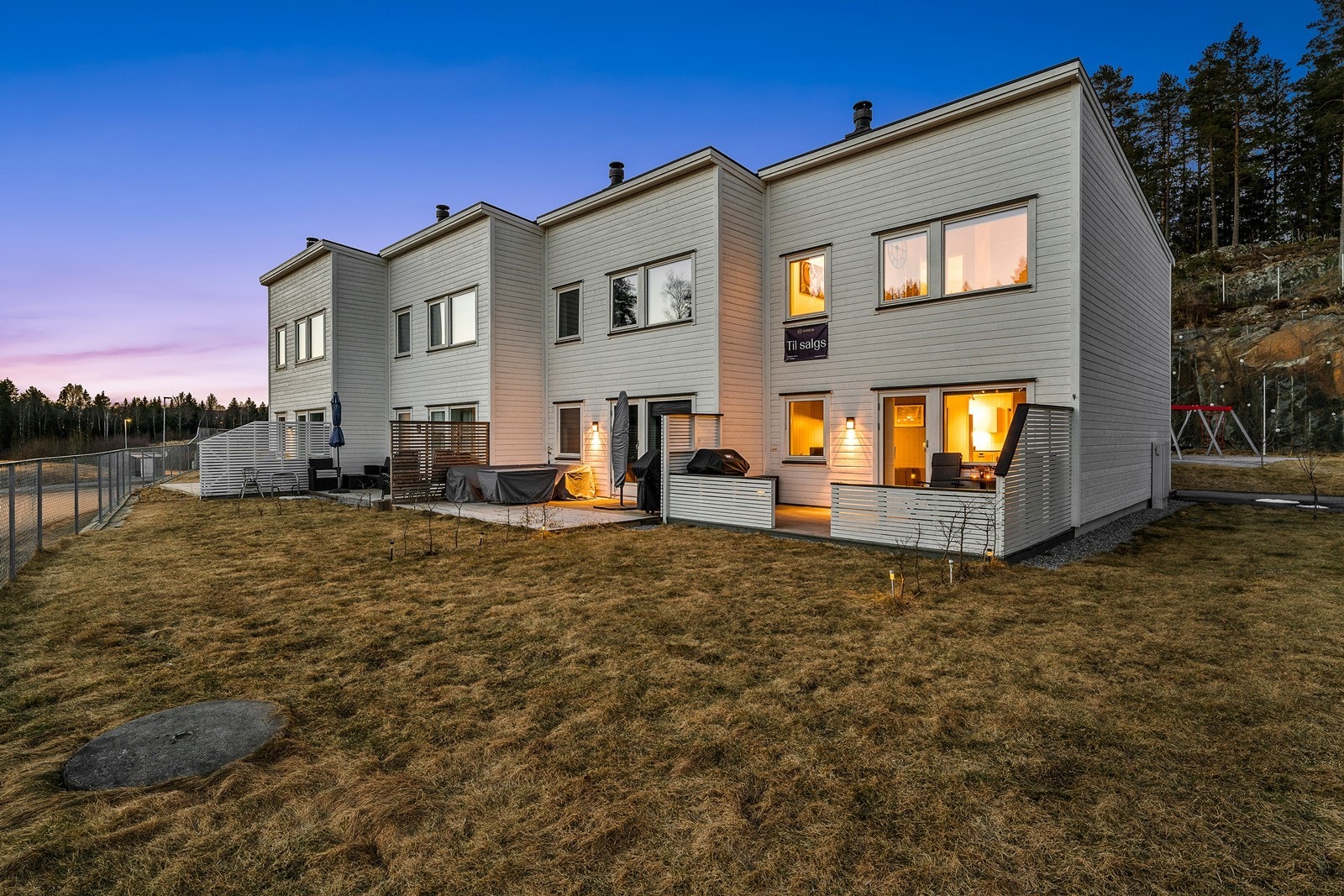 Velkommen til Kjensliveien 37A presentert av Elisabeth Hekne ved Nordvik bolig: et svært attraktivt enderekkehus i svært barnevennlige omgivelser på Flateby. Galleribilde