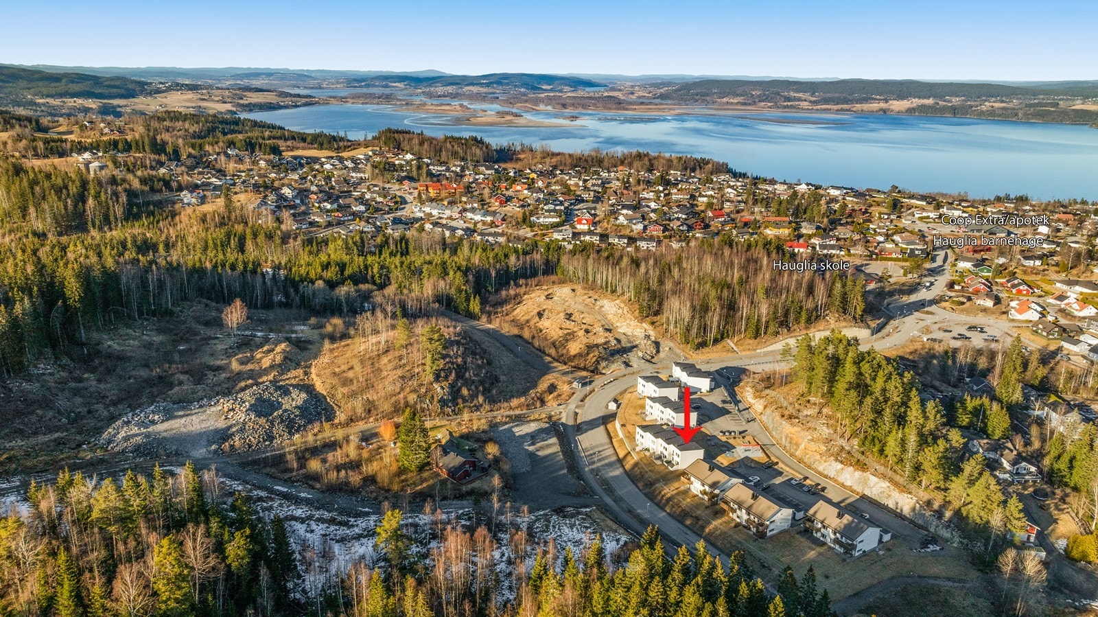 Fin beliggenhet med marka rett utenfor døren og Hauglia skole, barnehage, buss, butikk rett nedenfor Galleribilde