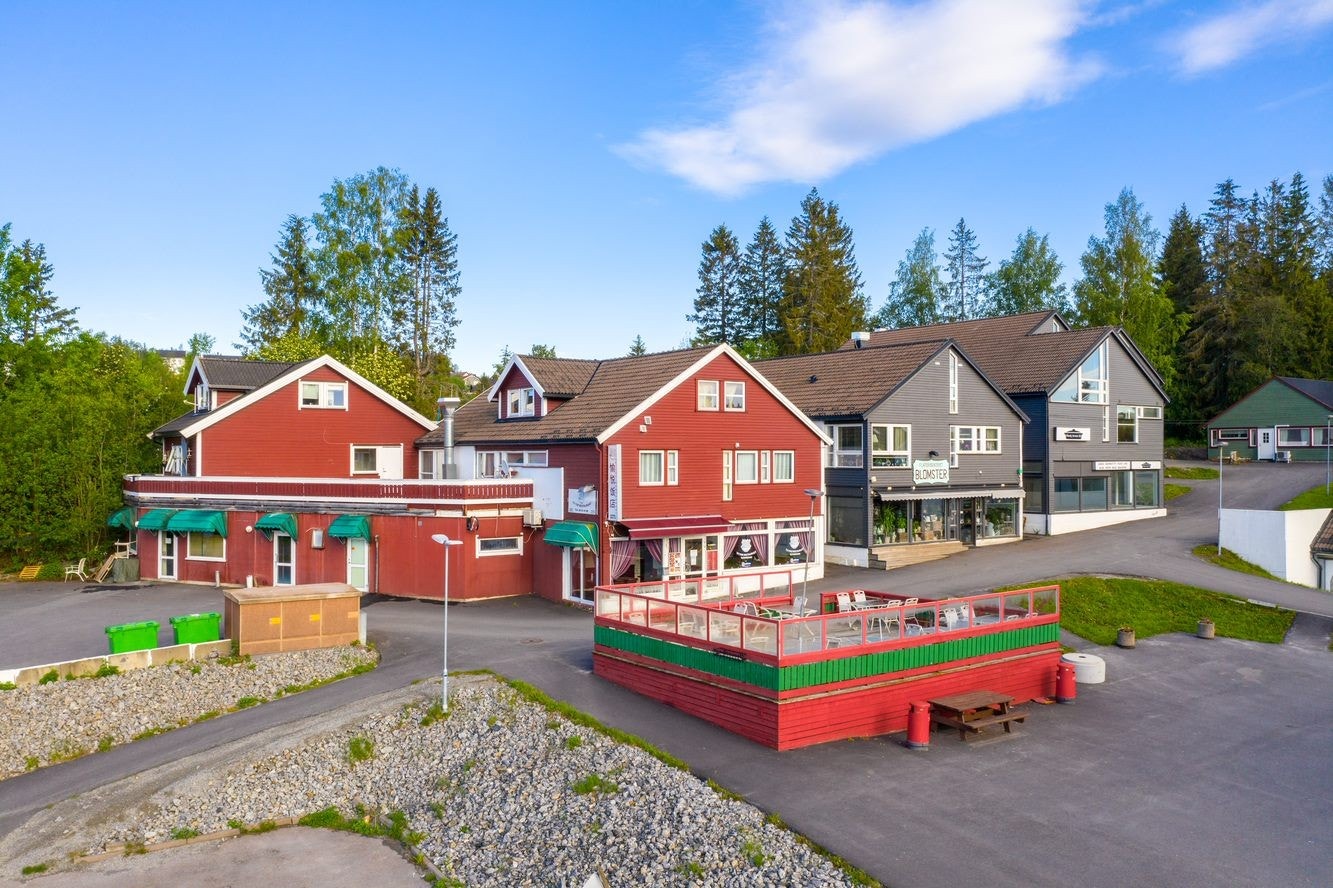 Ved flatebysenteret har du sparbutikk, blomster, velvære, frisør og restaurant med uteservering. Lillestrøm, Strømmen og Oslo ligger også godt innen rekkevidde med et rikt utvalg av servicetilbud. Galleribilde