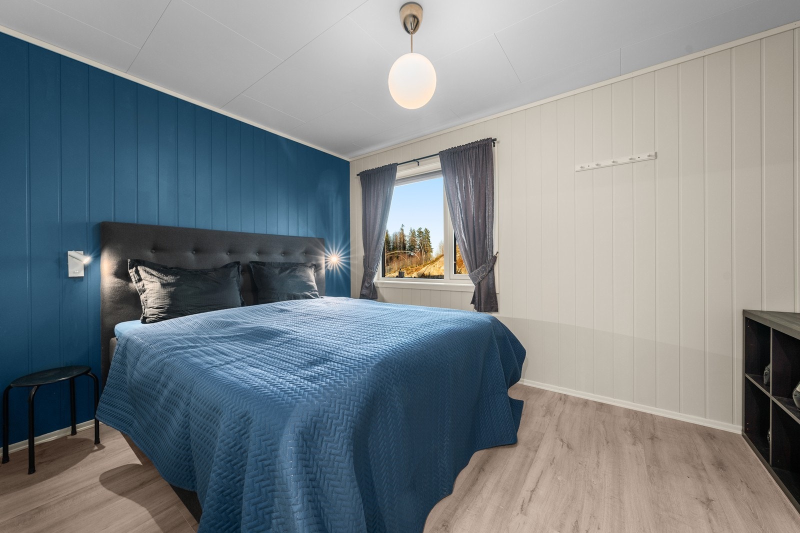 Hyggelig hovedsoverom med god plass til dobbeltseng Galleribilde