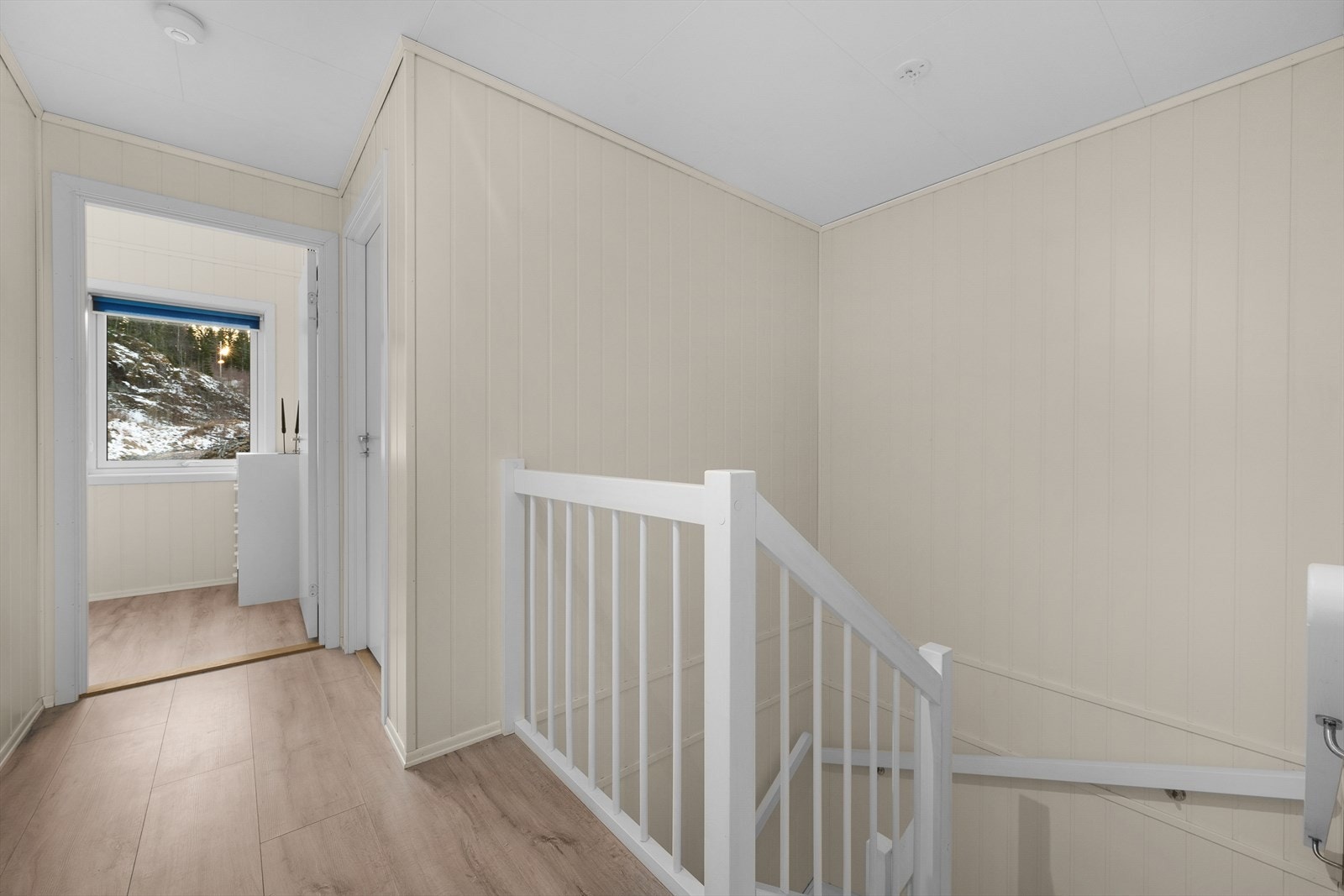 Lys trappeoppgang, vi finner 3 soverom og bad i 2 etasje Galleribilde