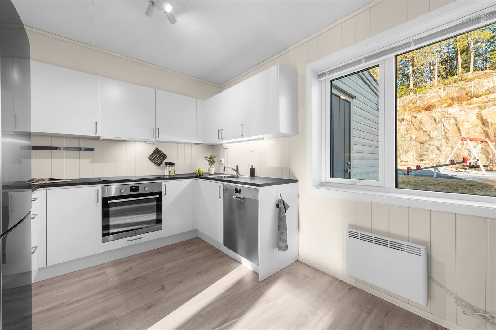 Innredning fra Drømmekjøkken, og lekeplass rett utenfor kjøkkenvinduet. God plass til spisebord. Galleribilde