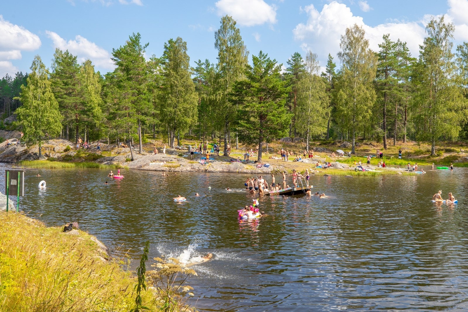 Myrdammen et flott friluftsområde, opparbeidet med turveier, toaletter, badebrygge, stupebrett og badevann. Fra parkeringsplassen på Myrdammen er det kort vei til fine turstier om sommeren og preparerte skiløyper om vinteren. Galleribilde