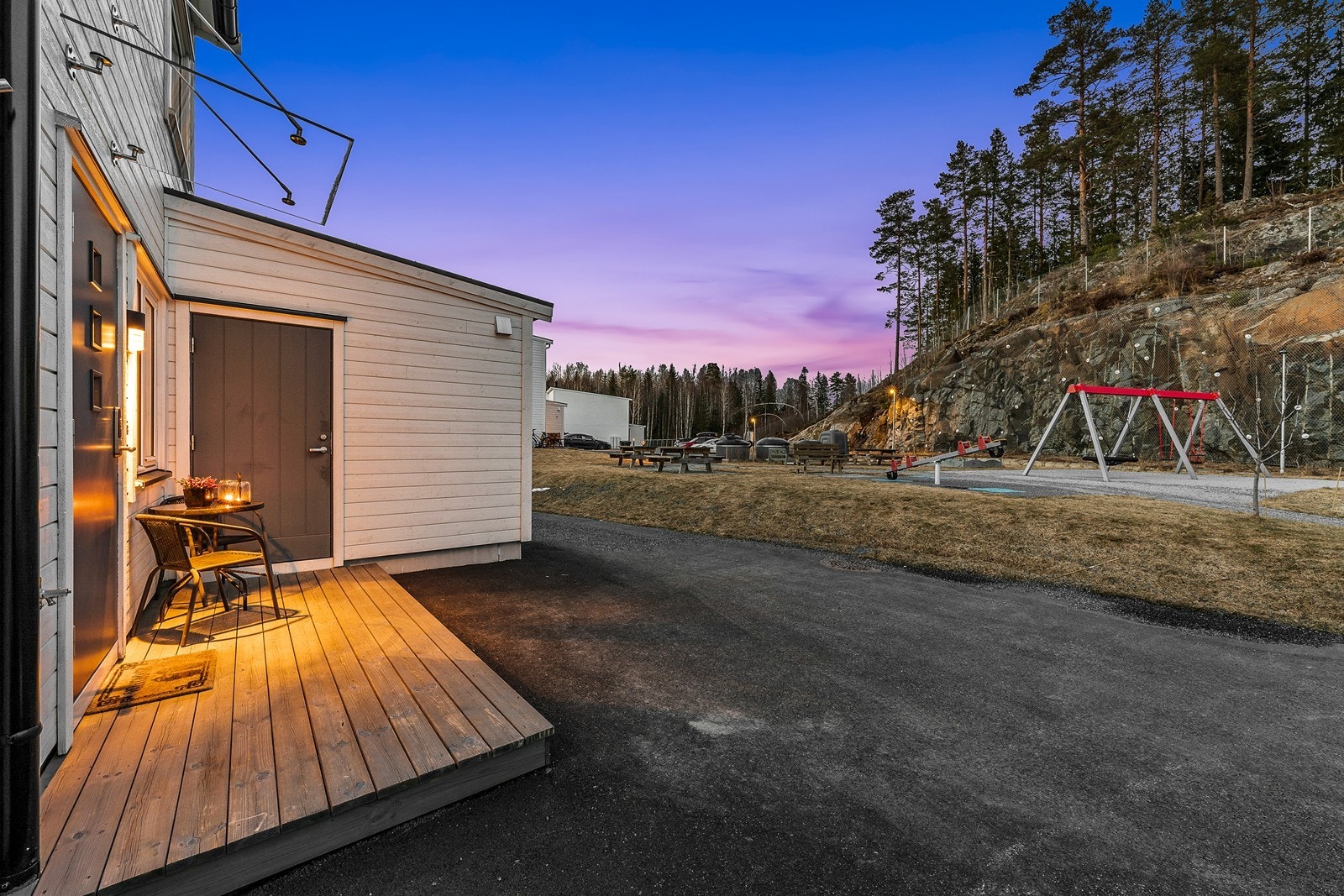 Hyggelig inngangsparti med utebod, og direkte adkomst til en fin lekeplass i sameiet Galleribilde