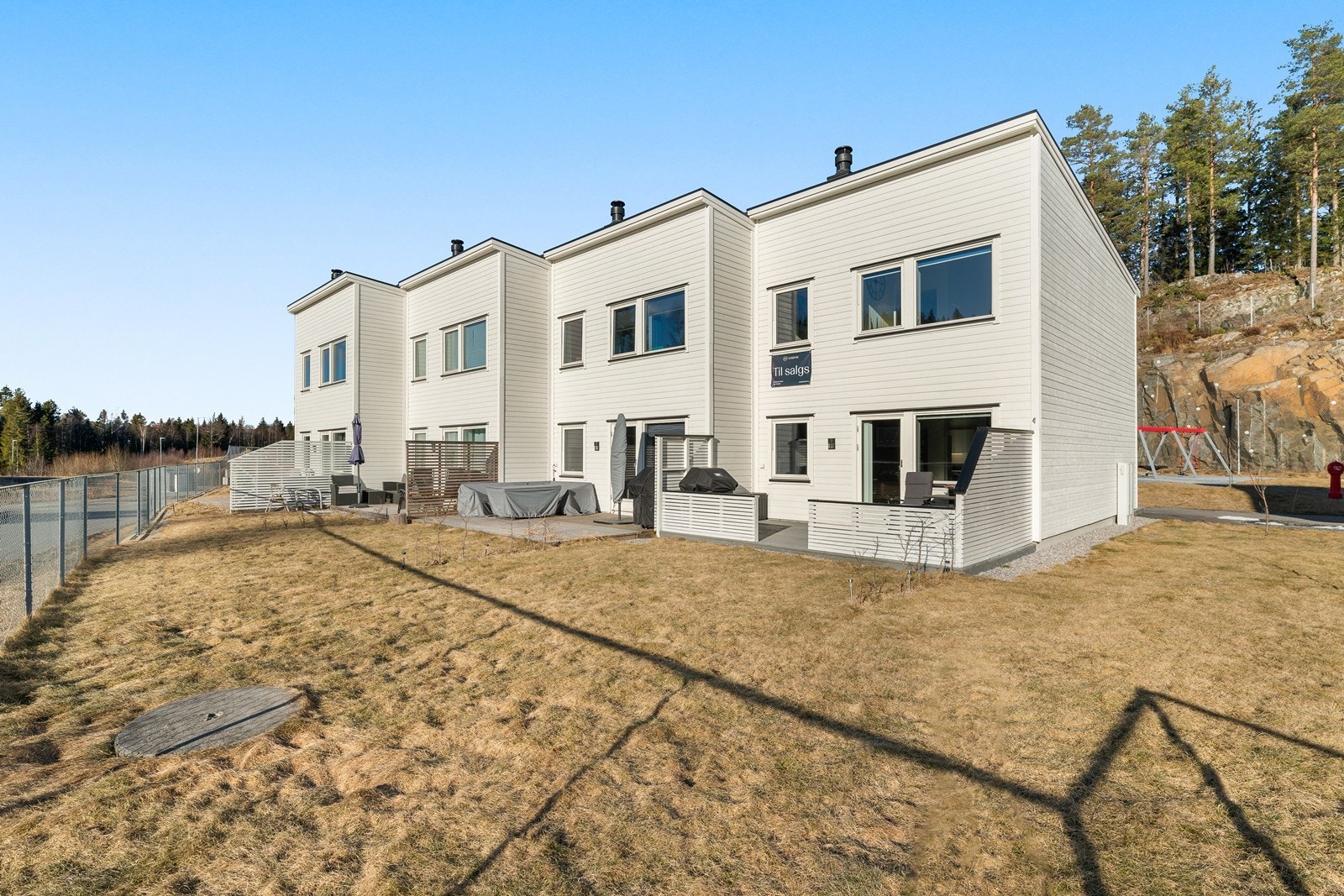 Rekkehuset har veldig gode solforhold, og tilgang til gressplen Galleribilde