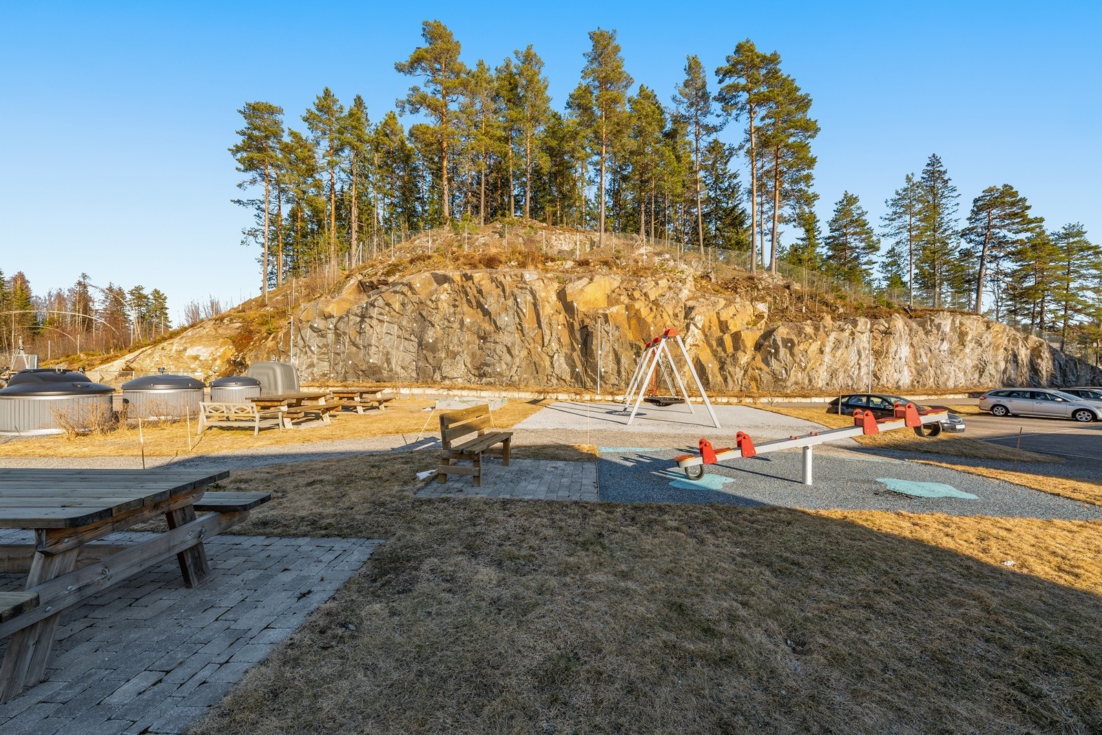 Sameiet har en felles lekeplass med flere benker ved boligen. Galleribilde