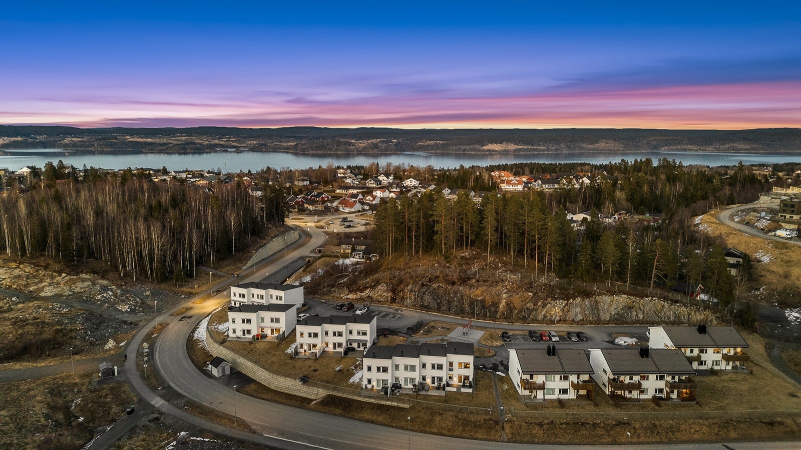 Boligen ligger i et meget barnevennlig, etablert og rolig boligområde på Flateby i Enebakk kommune. Her har man inngangen til Østmarka rett utenfor døren samt Hauglia skole, buss, barnehage og nærbutikk rett nedenfor. Galleribilde