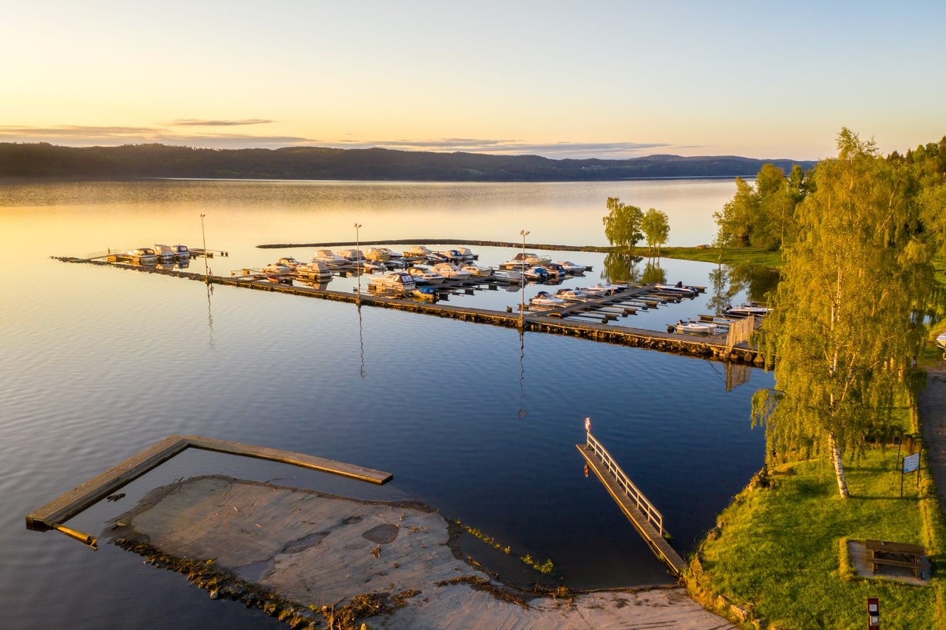 Båthavnen i Flateby. Attraktivt båtliv på Øyeren. Øyeren er den niende største innsjøen i Norge og er regnet som den innsjøen i Norge med flest fiskearter. Galleribilde