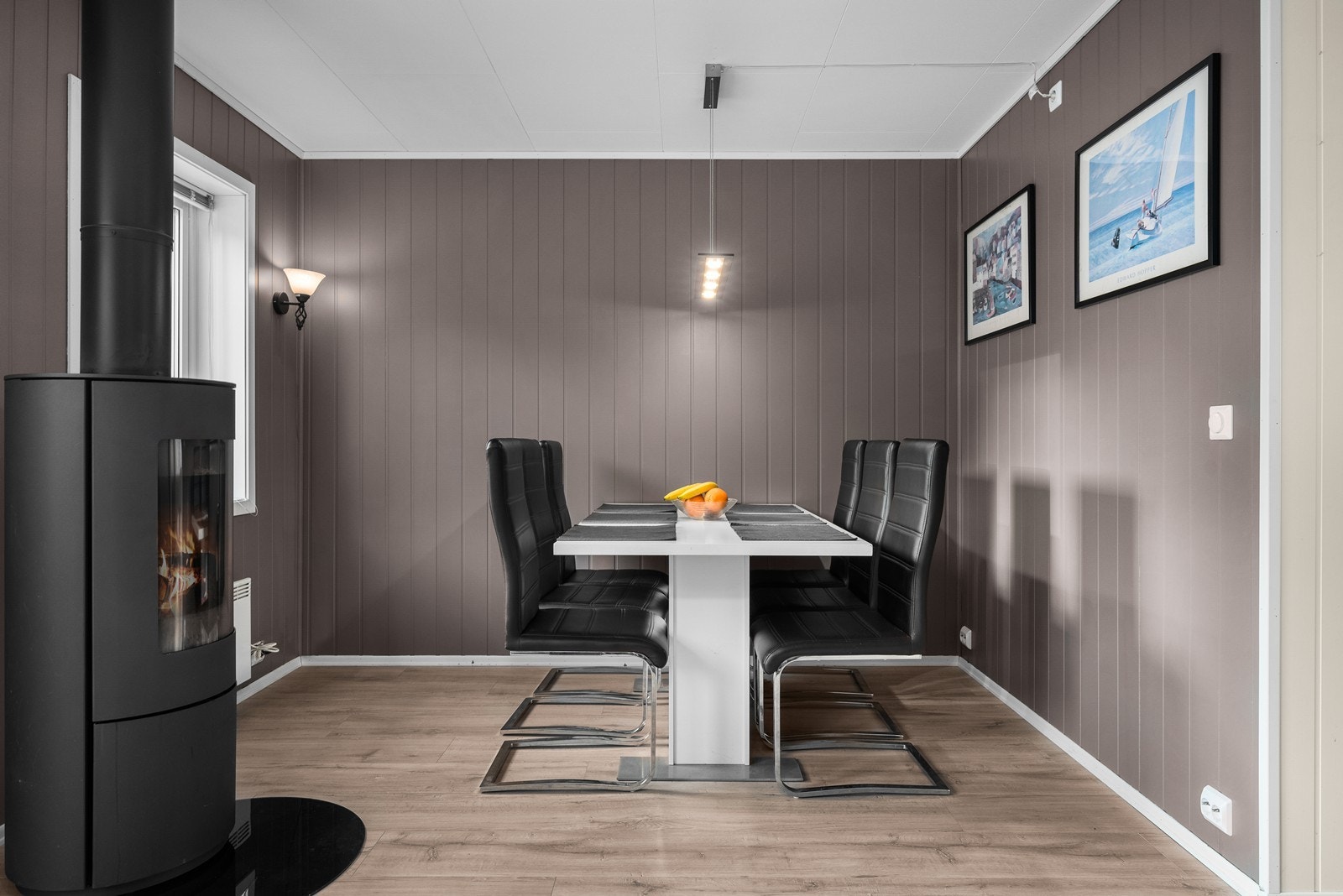 Det er god plass til en hyggelig spisestue Galleribilde