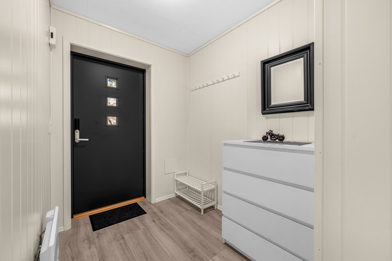 Praktisk entré med smart dørlås, og plass til å henge fra seg sko og yttertøy Galleribilde